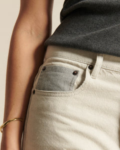 Jean femme en denim 100% coton, couleur granit non teinté, coupe droite ajustée, matière rigide et confortable, idéal pour toutes les morphologies.