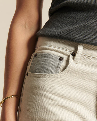 Jean femme en denim 100% coton, couleur granit non teinté, coupe droite ajustée, matière rigide et confortable, idéal pour toutes les morphologies.