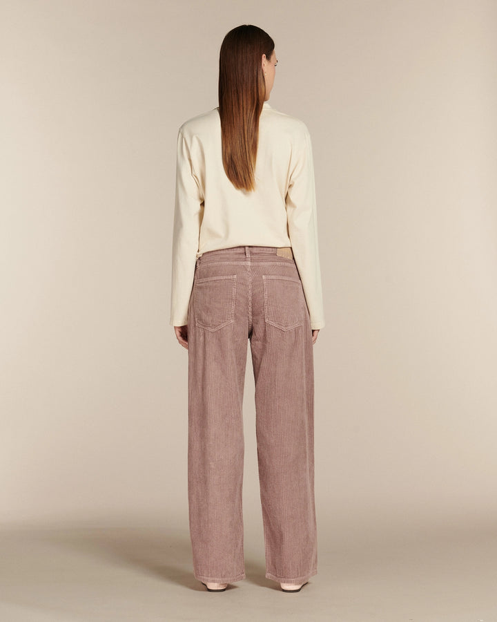 Jean large en denim côtelé couleur taupe avec une coupe droite et un tombé fluide, adapté à toutes les morphologies féminines.