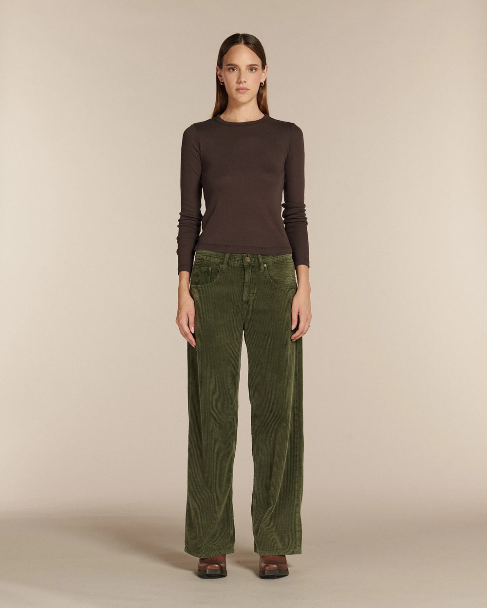 Jean femme vert kaki en velours côtelé, coupe droite et ample, taille haute, avec jambes longues et tombé décontracté.