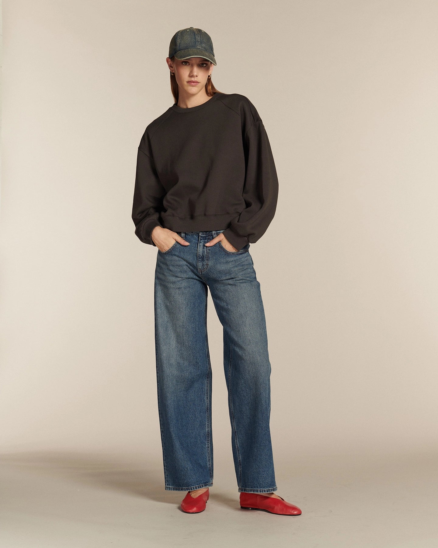 Jean large en denim bleu stone, coupe droite avec taille moyenne, en coton 100%, offrant un ajustement confortable et une silhouette décontractée pour femme.
Porté par le mannequin de face