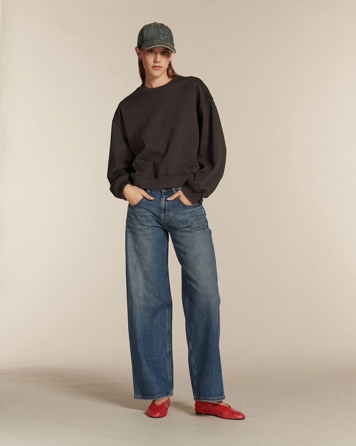 Jean large en denim bleu stone, coupe droite avec taille moyenne, en coton 100%, offrant un ajustement confortable et une silhouette décontractée pour femme.