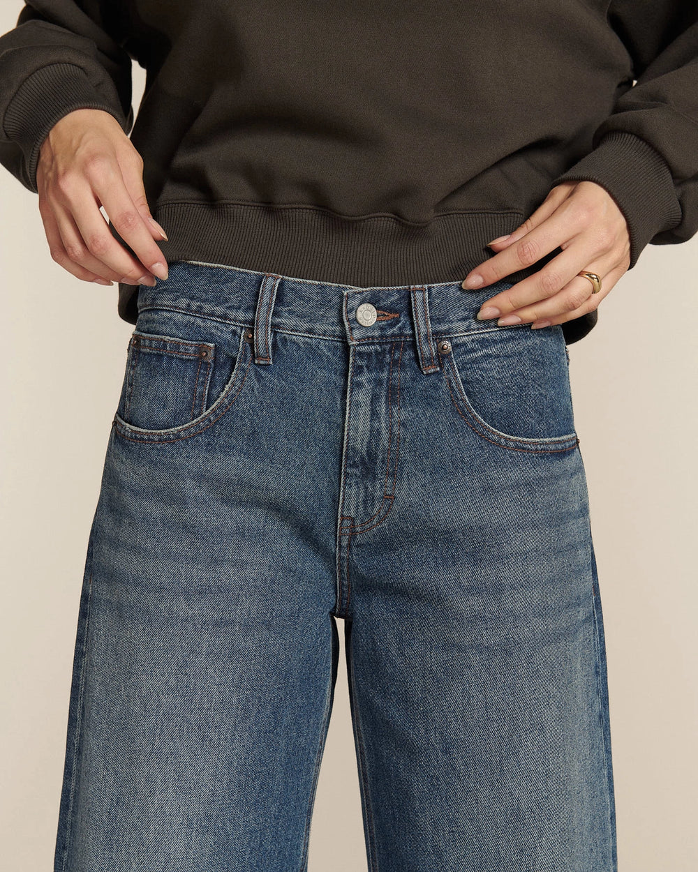 Jean large en denim bleu moyen 100% coton avec coupe boyfriend décontractée, adapté à toutes les morphologies pour un confort et un style casual.
Porté par le mannequin détail