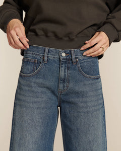 Jean large en denim bleu moyen 100% coton avec coupe boyfriend décontractée, adapté à toutes les morphologies pour un confort et un style casual.
Porté par le mannequin détail