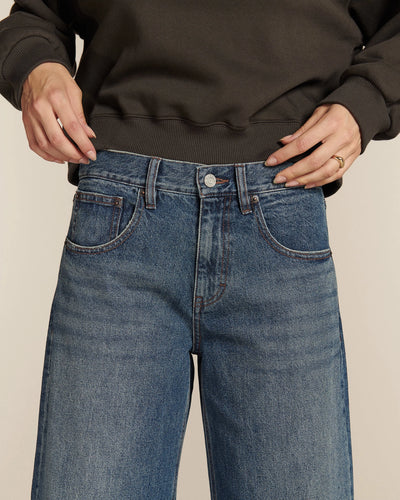 Jean large en denim bleu moyen 100% coton avec coupe boyfriend décontractée, adapté à toutes les morphologies pour un confort et un style casual.
Porté par le mannequin détail