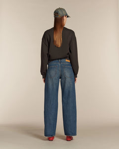 Jean large en denim bleu moyen 100% coton avec coupe droite, adapté à toutes les morphologies pour un confort et un style décontracté au quotidien.
Porté par le mannequin de dos