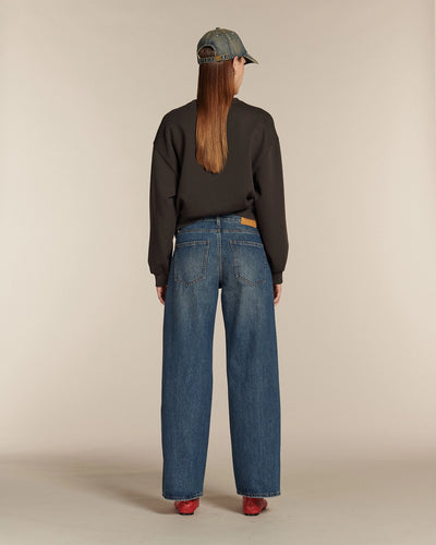 Jean large en denim bleu moyen 100% coton avec coupe droite, adapté à toutes les morphologies pour un confort et un style décontracté au quotidien.
Porté par le mannequin de dos
