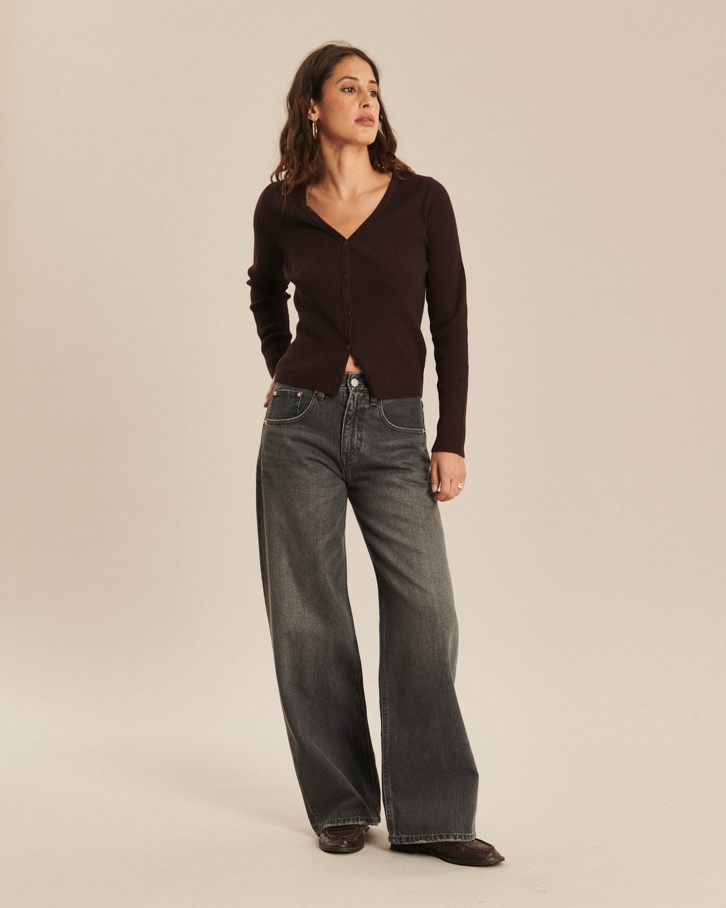 Jean en denim gris foncé délavé avec coupe large et taille haute, confectionné en coton, offrant un style fluide et confortable adapté à toutes les morphologies.