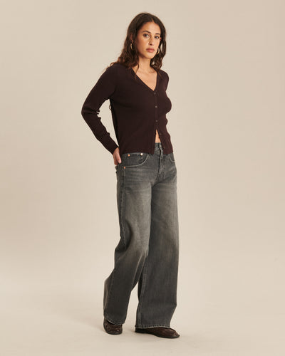 Jean femme en denim gris délavé, coupe large et droite, matière 100% coton offrant un tombé fluide et confortable adapté à toutes les morphologies.