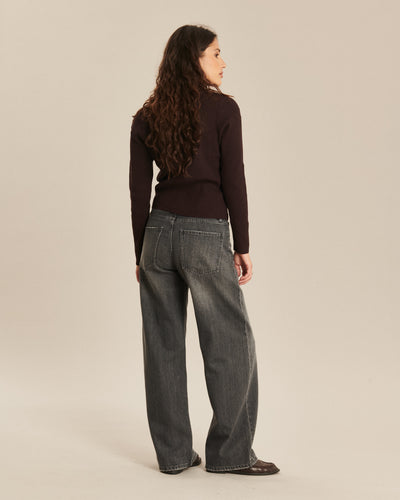Jean femme en denim gris poussiéreux de coupe droite et ample, matière coton confortable, adapté à toutes les morphologies pour un style décontracté et élégant.