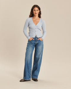 Jean en denim bleu moyen 100 % coton avec coupe large et droite, offrant un style décontracté et confortable adapté à toutes les morphologies féminines.
Porté par le mannequin de face