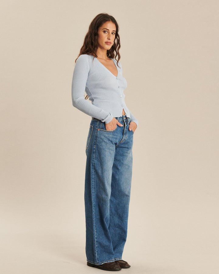 Jean en denim bleu moyen, coupe large et droite, tissu 100% coton, offrant un confort idéal et une silhouette adaptée à toutes les morphologies féminines.