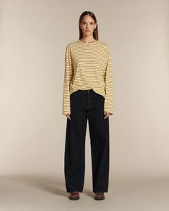 Jean large noir en denim 100 % coton, coupe droite et ample, conçu pour s’adapter à toutes les morphologies féminines avec un style confortable et moderne.
porté par le mannequin de face