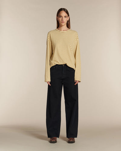 Jean large noir en denim 100 % coton, coupe droite et ample, conçu pour s’adapter à toutes les morphologies féminines avec un style confortable et moderne.
porté par le mannequin de face