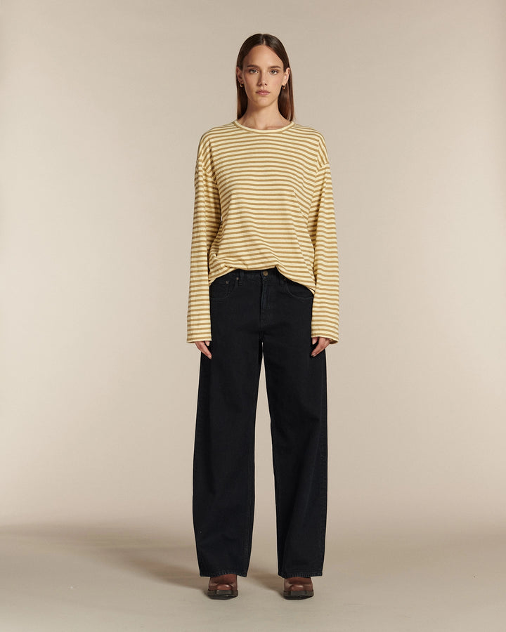 Jean large noir en denim 100 % coton, coupe droite et ample, conçu pour s’adapter à toutes les morphologies féminines avec un style confortable et moderne.