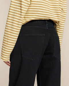 Jean large noir en denim 100% coton avec une coupe ample et taille moyenne, offrant un style boyfriend confortable et moderne pour femme.
Porté par le mannequin de dos
