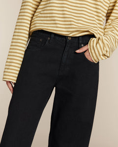 Jean large en denim noir 100% coton, coupe boyfriend ample et confortable, conçu pour s’adapter à toutes les morphologies féminines.
Porté par le mannequin de face