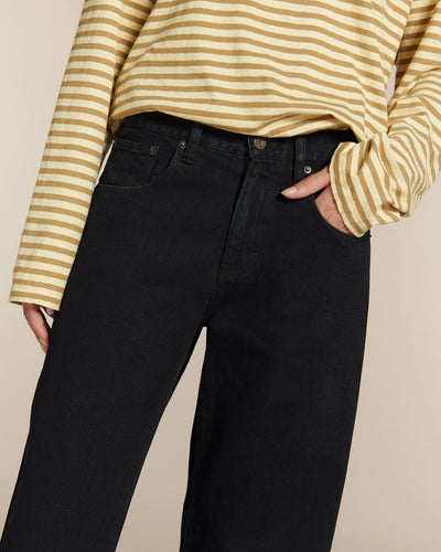 Jean large en denim noir 100% coton, coupe boyfriend ample et confortable, conçu pour s’adapter à toutes les morphologies féminines.
Porté par le mannequin de face