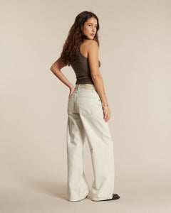 Jean femme en denim non teinté de couleur granit claire, coupe large et droite, matière 100 % coton offrant un tombé fluide et confortable, adapté à toutes les morphologies.
Porté par le mannequin de profil