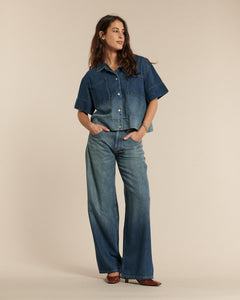 Jean femme en denim 100 % coton effet dégradé bleu, coupe large et fluide, s'adaptant à toutes les morphologies pour un style estival et confortable.