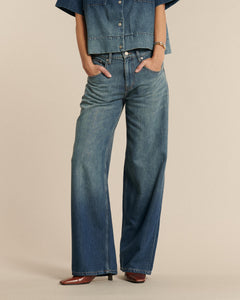 Jean en denim 100% coton effet dégradé bleu, coupe large et droite, offrant un tombé fluide et confortable, idéal pour femme et toutes morphologies.