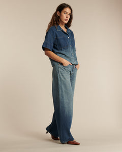 Jean large en denim dégradé bleu effet sunfade, coupe droite et fluide, matière coton mélangée tencel pour un confort léger et adapté à toutes les morphologies.