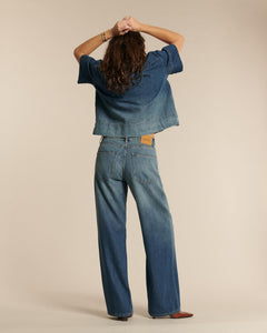 Jean femme en denim 100% coton avec dégradé de couleur bleu sunfade, coupe droite et taille haute, offrant un confort adapté à toutes les morphologies.