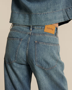 Jean en denim bleu moyen avec coupe droite, tissu 100% coton de qualité, adapté à toutes les morphologies féminines, offrant un style décontracté et confortable.