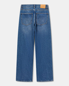 Jean en denim 100 % coton bleu moyen avec coupe droite, taille classique et poches arrière, idéal pour femme et s’adaptant à toutes les morphologies.