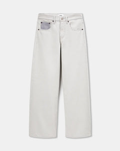 Jean large en denim 100 % coton non teint, couleur granit clair avec une poche avant contrastée, coupe droite et confortable adaptée à toutes les morphologies féminines.
