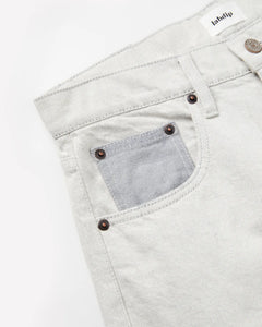 Jean femme en denim 100 % coton non teinté, couleur granit clair avec poche avant contrastée, coupe droite et ajustée, matière robuste et confortable.