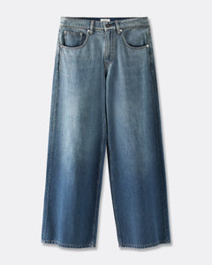 Jean pour femme en denim Tencel bleu délavé avec coupe large et droite, offrant un confort léger et une adaptabilité à toutes les morphologies.