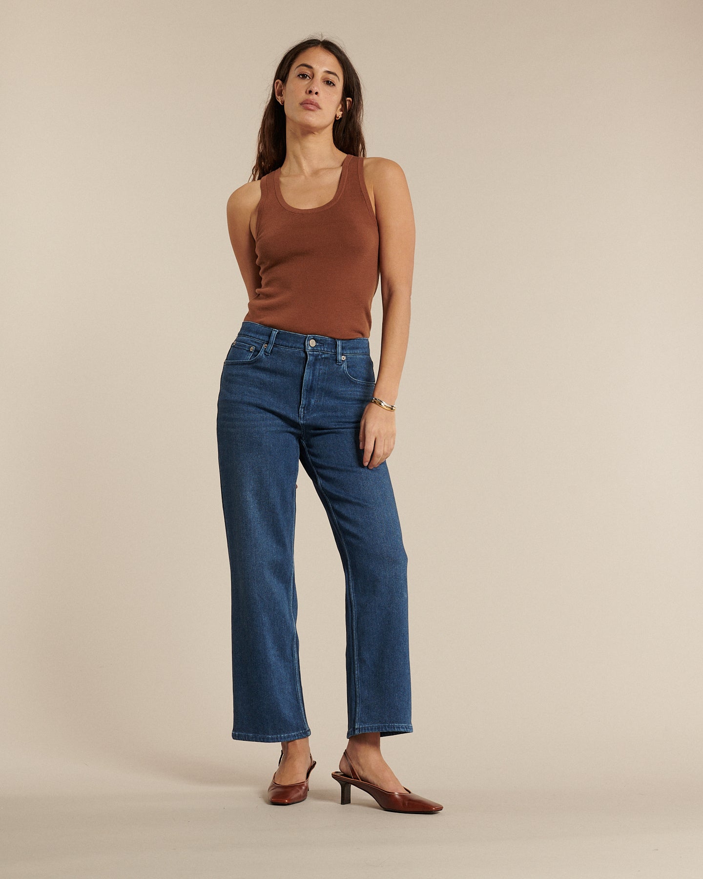Jean droit en denim bleu profond, coupe légèrement évasée, conçu en coton, offrant un ajustement confortable et adapté à toutes les morphologies féminines.