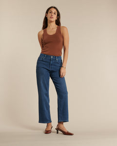 Jean droit en denim bleu profond, coupe légèrement évasée, conçu en coton, offrant un ajustement confortable et adapté à toutes les morphologies féminines.