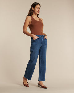 Jean denim bleu foncé pour femme en coton, coupe droite légèrement large, offrant un bon maintien et une silhouette casual élégante adaptée à toutes les morphologies.