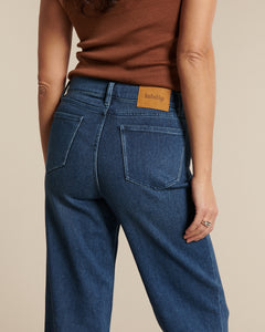 Jean femme en denim bleu profond, coupe droite légèrement ample, tissu 100% coton avec coutures discrètes et étiquette cuir Labdip à la taille.
