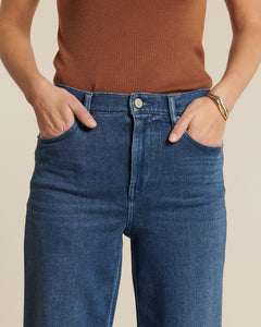 Jean en denim bleu foncé 100 % coton, coupe droite offrant un ajustement confortable et adapté à toutes les morphologies féminines.