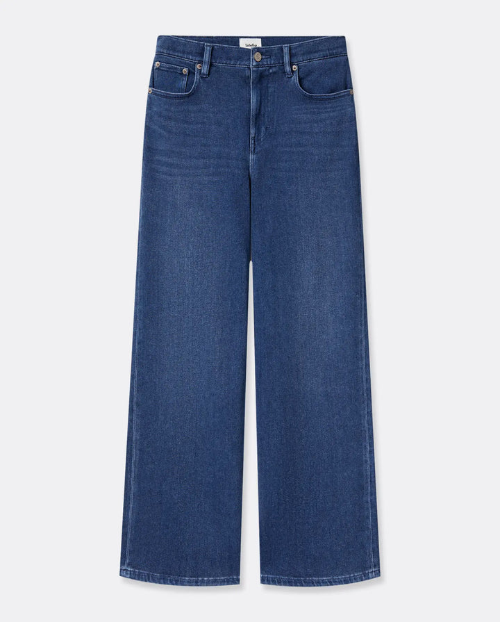 Jean large en denim bleu profond, coupe droite confortable, tissu 100 % coton idéal pour une silhouette féminine adaptable à toutes les morphologies.