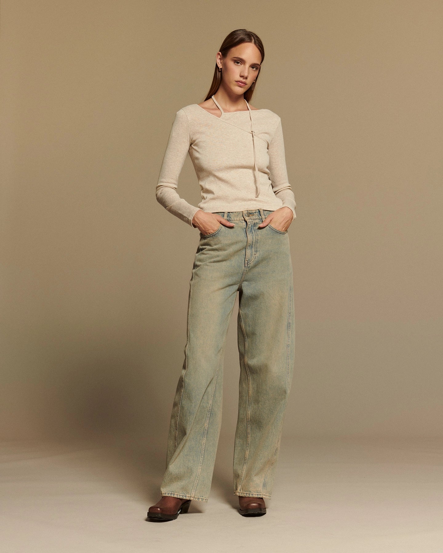 Jean large en denim 100% coton bleu clair délavé avec coupe droite, adapté à toutes les morphologies pour un style féminin et confortable au quotidien.