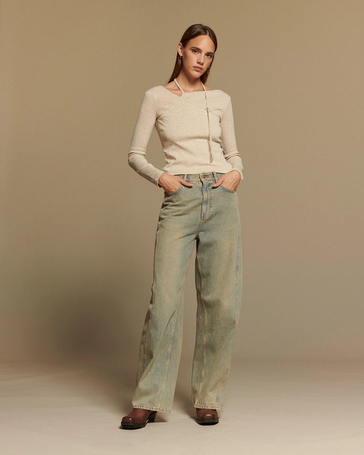 Jean large en denim 100% coton bleu clair délavé avec coupe droite, adapté à toutes les morphologies pour un style féminin et confortable au quotidien.