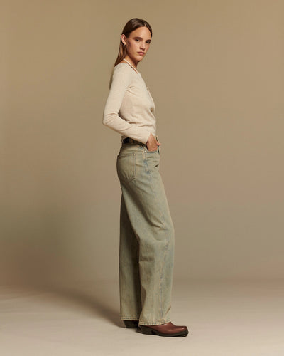 Jean large en denim 100 % coton de couleur bleu acidulé avec une coupe droite et une taille moyenne, conçu pour s’adapter à toutes les morphologies féminines.