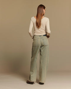 Jean large en denim 100% coton bleu clair avec coupe droite et taille moyenne, conçu pour s’adapter parfaitement à toutes les morphologies féminines.