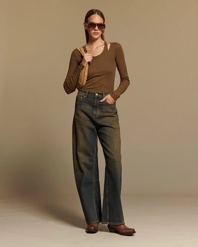 Jean large en denim 100% coton de couleur bleu foncé avec coupe droite et taille moyenne, adapté à toutes les morphologies féminines.
