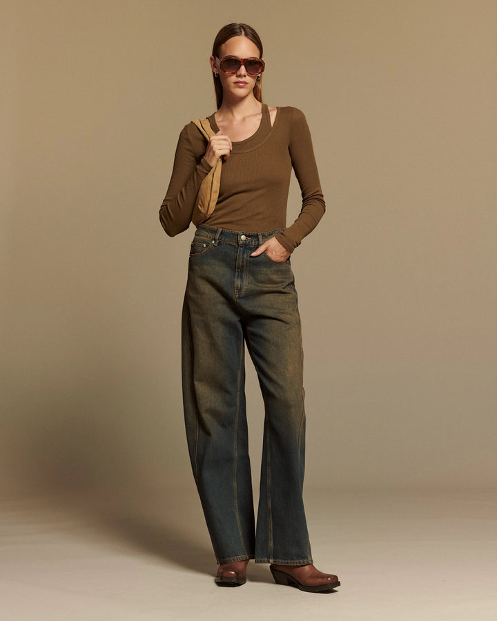 Jean large en denim 100% coton de couleur bleu foncé avec coupe droite et taille moyenne, adapté à toutes les morphologies féminines.