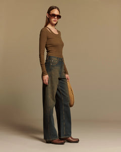 Jean femme en denim 100% coton bleu foncé avec coupe large et droite, finition délavée subtile et coutures contrastantes, idéal pour toutes morphologies.