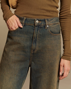 Jean large pour femme en denim 100% coton avec effet délavé bleu foncé et coupe fluide qui s’adapte à toutes les morphologies pour un style casual et confortable.