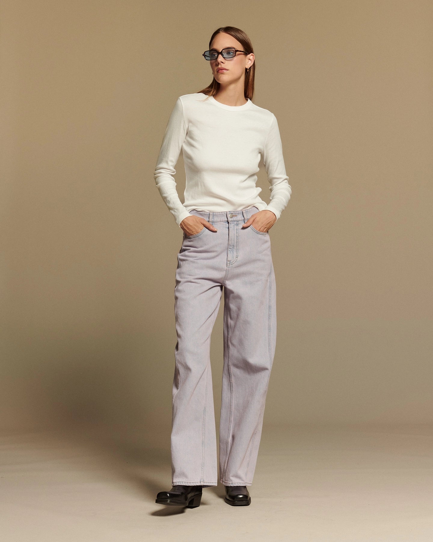 Jean large pour femme en denim 100 % coton de couleur rose poudré, coupe droite et taille moyenne, offrant un style décontracté et adaptable à toutes les morphologies.
