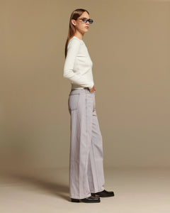Jean large pour femme en denim 100% coton de couleur rose poudré, coupe droite et fluide adaptée à toutes les morphologies pour un style décontracté et moderne.