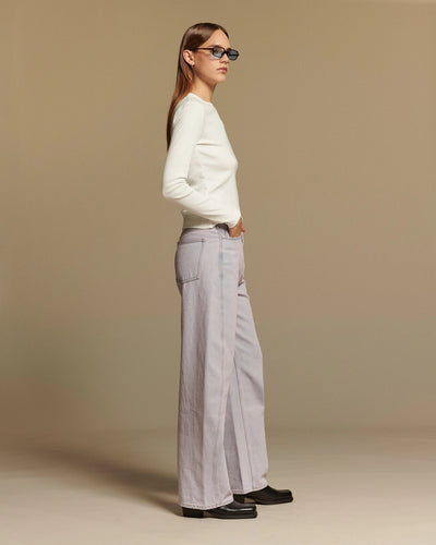 Jean large pour femme en denim 100% coton de couleur rose poudré, coupe droite et fluide adaptée à toutes les morphologies pour un style décontracté et moderne.