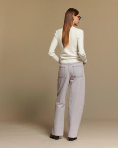 Jean large pour femme en denim 100% coton de couleur rose poudré, coupe droite et confortable, adapté à toutes les morphologies pour un style décontracté et élégant.